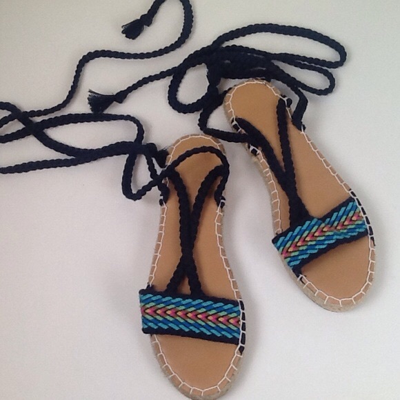 BNWT hollister lace up sandals - Picture 1 of 5
